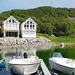10 Person In Brattvag